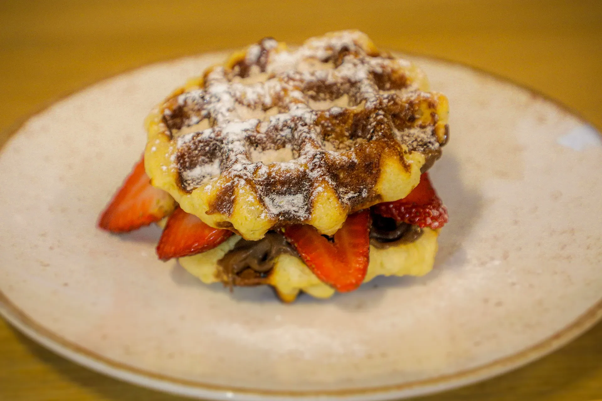 imgi_16_2-waffles-de-li-ge-8211-chocolate-ao-leite-produzido-na-serra-e-morangos-e075